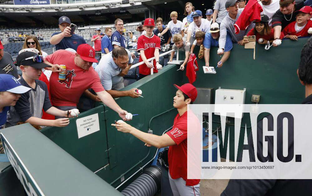 Shohei Ohtani Signing Autographs at Fenway Park!