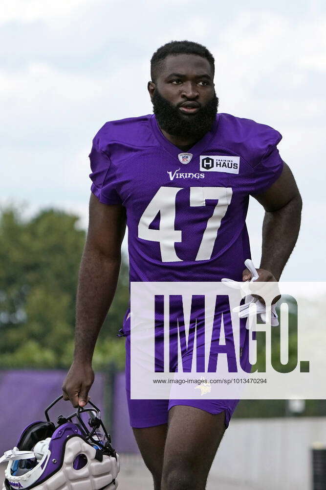 Minnesota Vikings linebacker William Kwenkeu (47) plays against