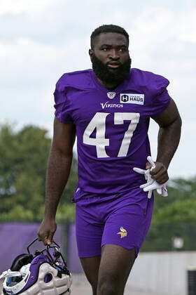 Minnesota Vikings linebacker William Kwenkeu (47) plays against