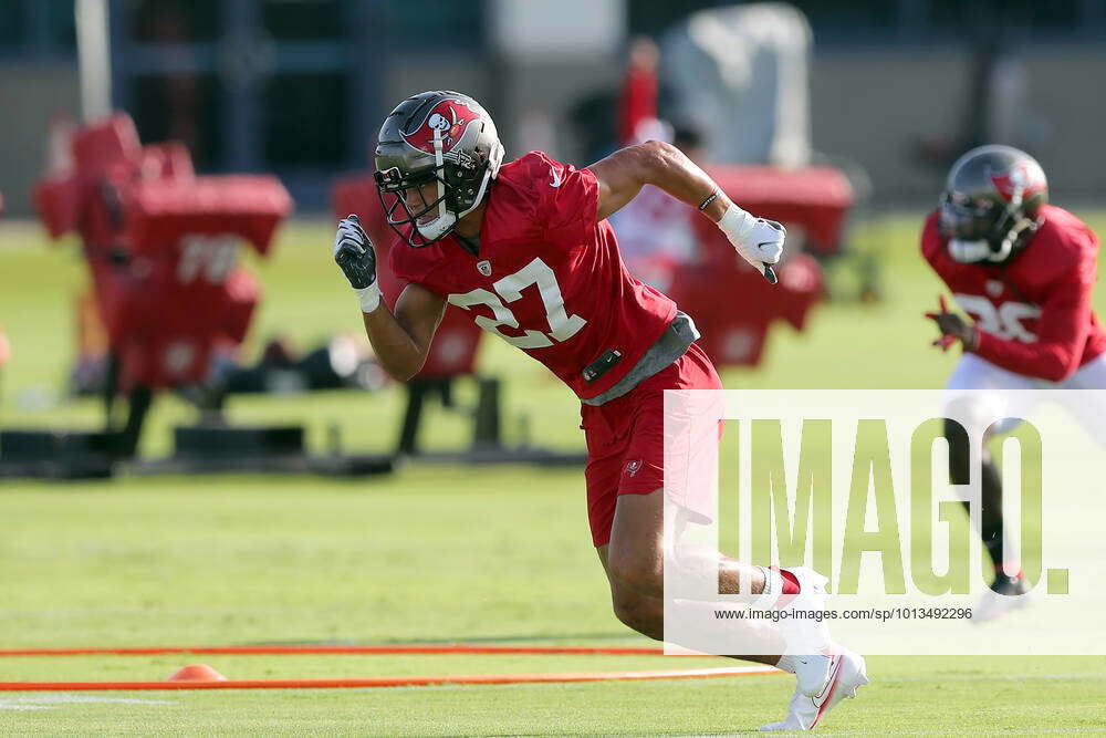 Tampa Bay Buccaneers cornerback Zyon McCollum (27) warms up before