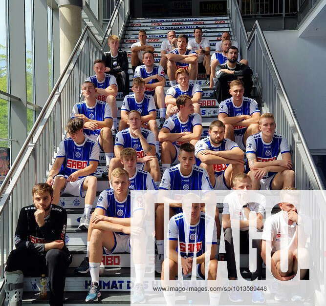 Die Mannschaft des VfL Gummersbach sitzt während der PresseKonferenz zur Teampräsentation auf der