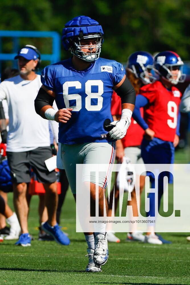 New York Giants guard Ben Bredeson (68) huddles with teammates against the  Chicago Bears during an NFL football game Sunday, Oct. 2, 2022, in East  Rutherford, N.J. (AP Photo/Adam Hunger Stock Photo - Alamy