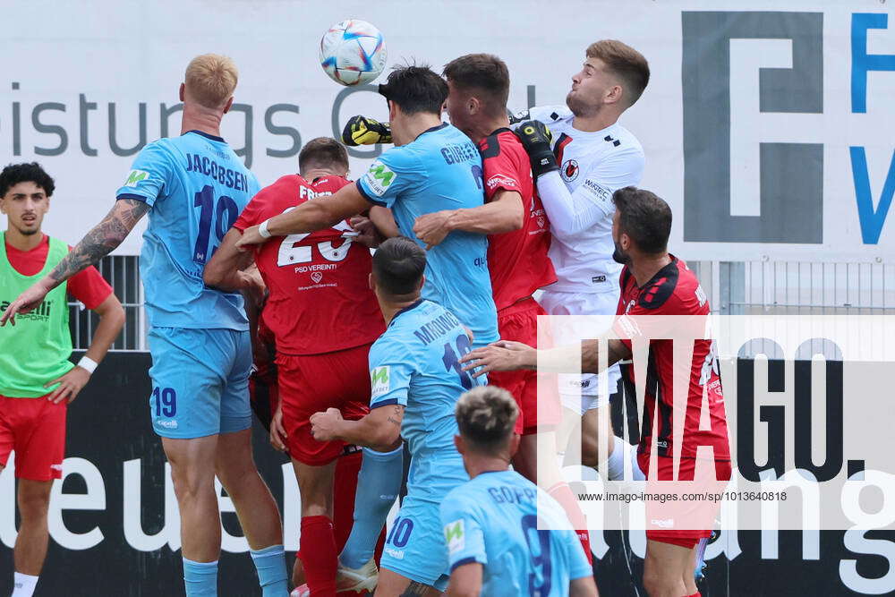 Viktoria Köln FC Viktoria Köln vs. SV Wehen Wiesbaden, 3. Liga, Faustabwehr von Ben Voll (Viktoria Viktoria Köln FC Viktoria Köln vs. SV Wehen Wiesbaden, 3. Liga, Faustabwehr von Ben Voll (Viktoria