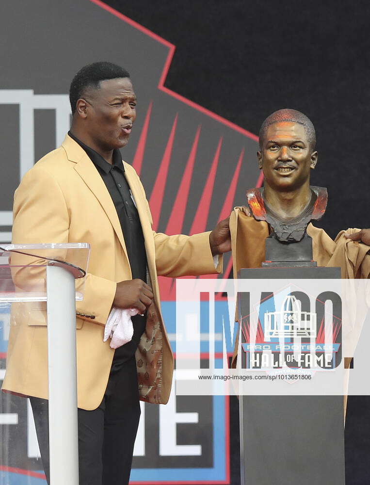 Former Green Bay Packer, LeRoy Butler reacts to seeing his bust during ...