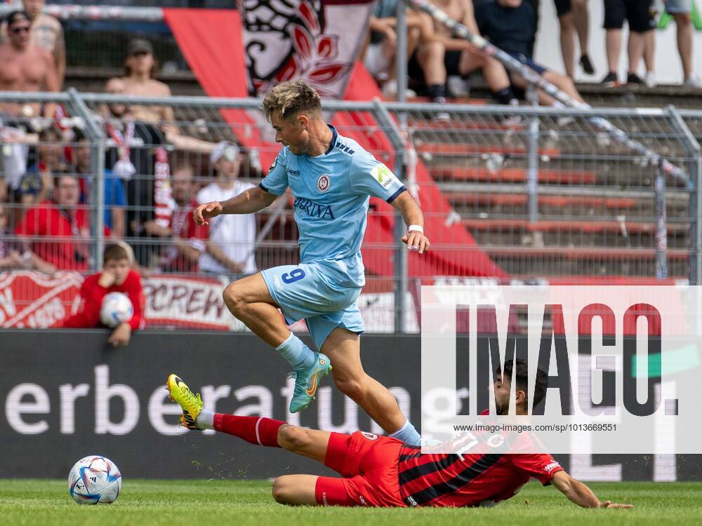 Thimen Goppel (SV Wehen Wiesbaden, 09) vorbei Hamza Saghiri (Viktoria Koeln, 26) FC Viktoria Koeln v Thimen Goppel (SV Wehen Wiesbaden, 09) vorbei Hamza Saghiri (Viktoria Koeln, 26) FC Viktoria Koeln v