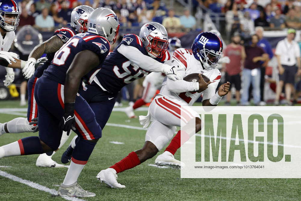 New England Patriots linebacker Anfernee Jennings (59) looks to