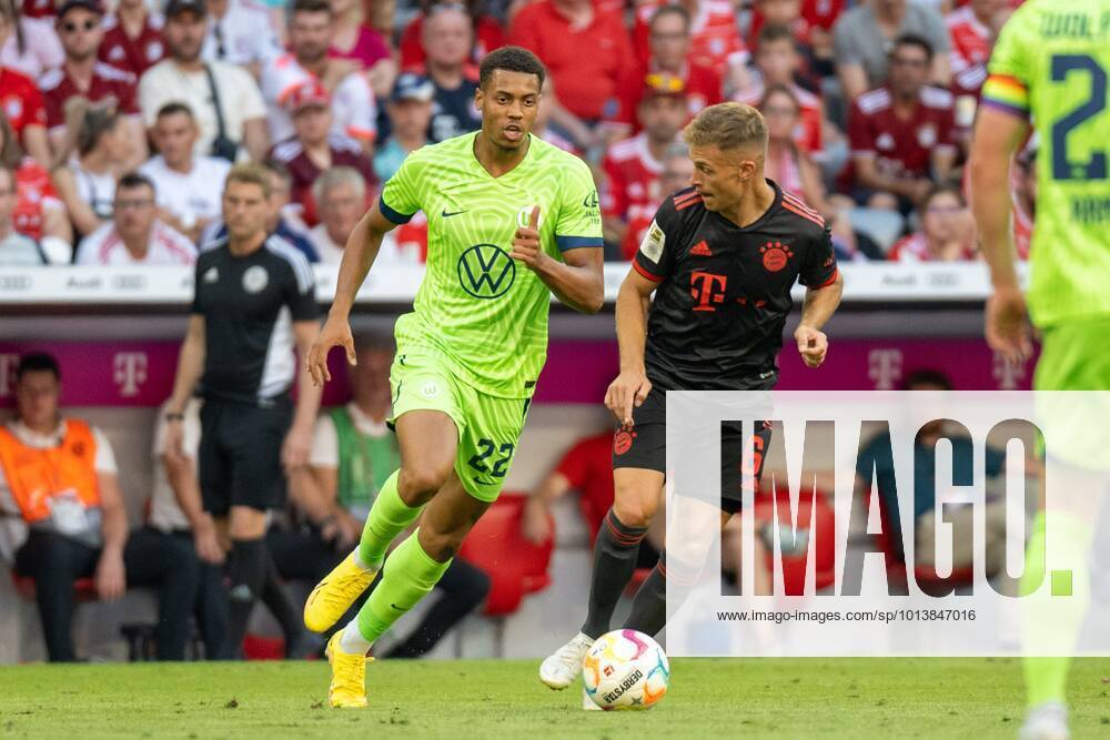 Felix Nmecha 22 VfL Wolfsburg , Joshua Kimmich 6 FC Bayern Muenchen ...