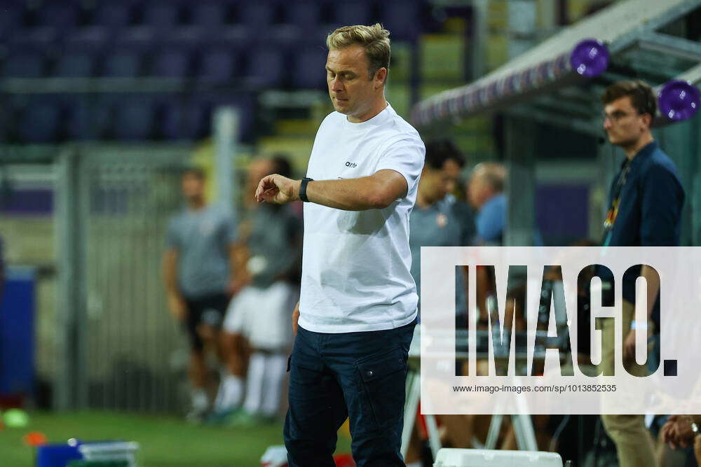 RSCA Futures head coach Robin Veldman pictured during a soccer match  between RSC Anderlecht Futures