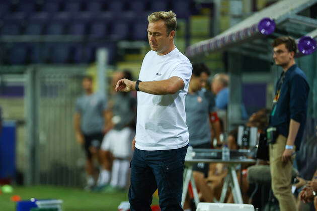 RSCA Futures' head coach Robin Veldman talks to his players after a soccer  match between RSC, Stock Photo, Picture And Rights Managed Image. Pic.  VPM-43653717