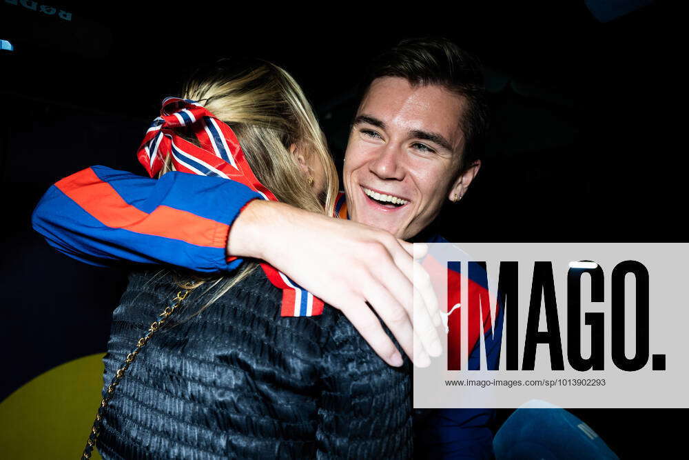 220816 Jakob Ingebrigtsen of Norway celebrates with his girlfriend  Elisabeth Asserson after