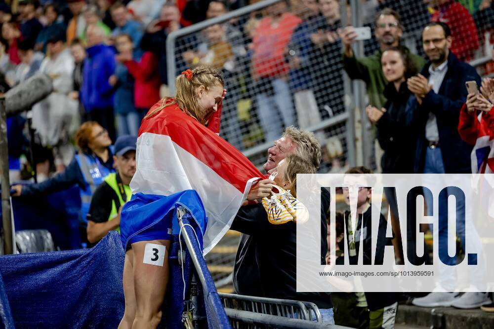 MUNICH Femke Bol celebrates the win with her parents in the final 400 ...