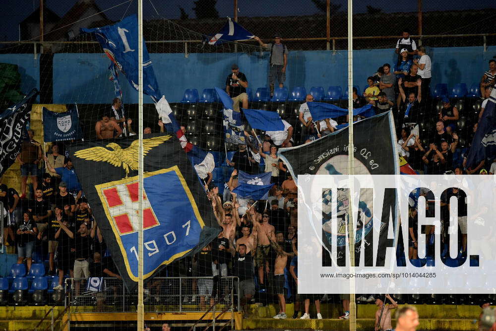 Como, Italy. 04th Dec, 2021. Fans of Como during Como 1907 vs AC Pisa,  Italian soccer Serie B match in Como, Italy, December 04 2021 Credit:  Independent Photo Agency/Alamy Live News Stock Photo - Alamy