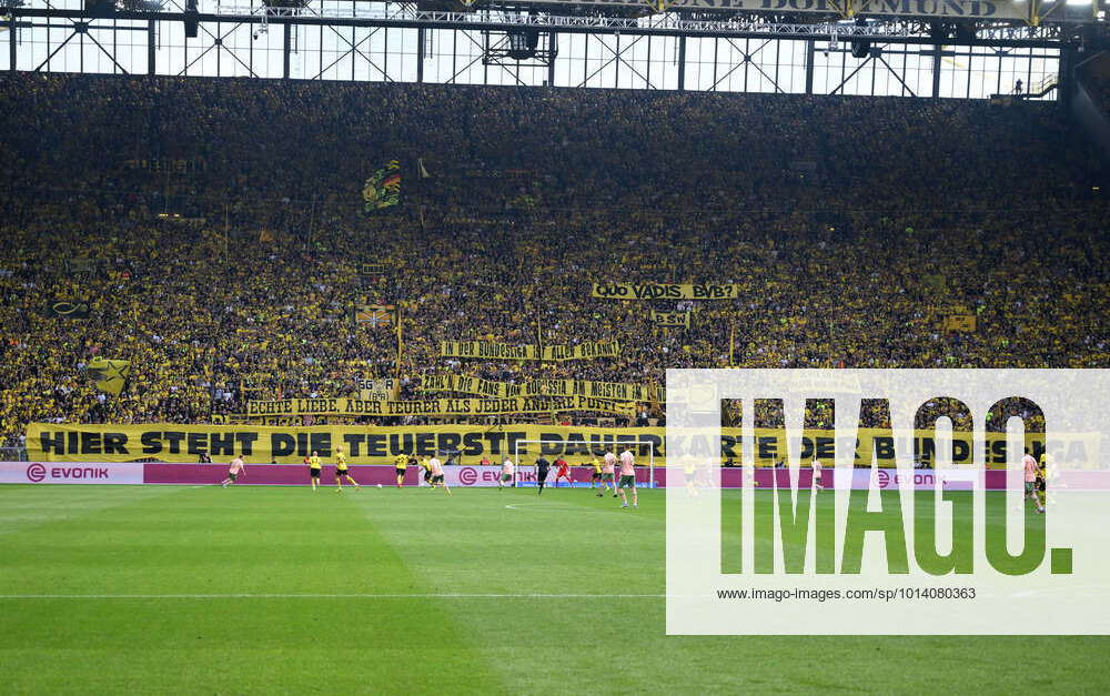 Banner und Transparente der BVB Fans auf der Südtribüne gegen die hohen ...