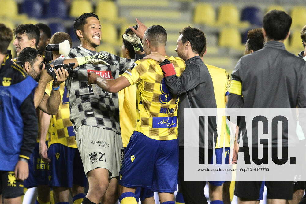 STVV s goalkeeper Daniel Schmidt Yabuki and STVV s Gianni Bruno ...