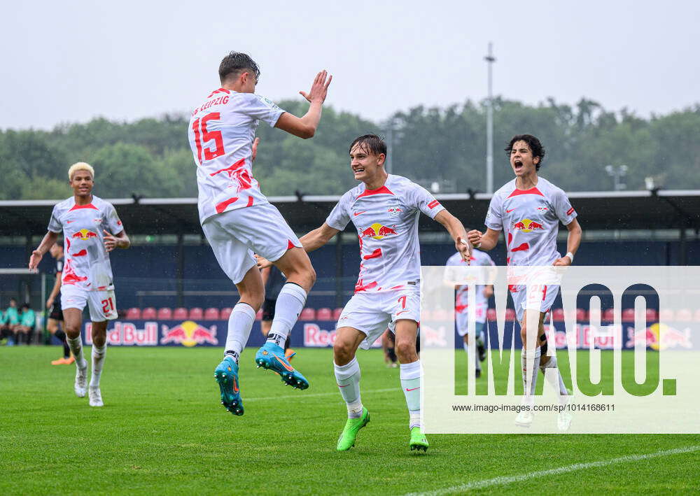 Leipzigs Cenny Neumann cheers after his goal to 2 0 Football U17