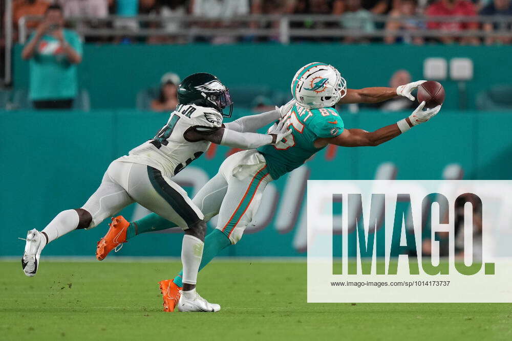 MIAMI GARDENS, FL - AUGUST 27: Miami Dolphins wide receiver River Cracraft ( 85) extends for the ball