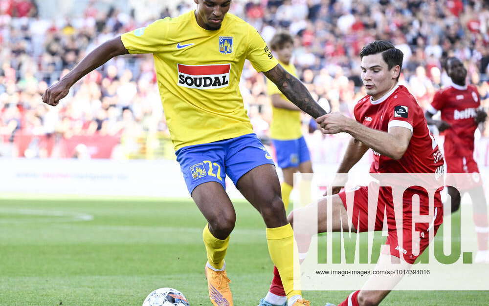 Westerlo s Bryan Reynolds and Antwerp s Jurgen Peter Ekkelenkamp pictured  in action during a soccer