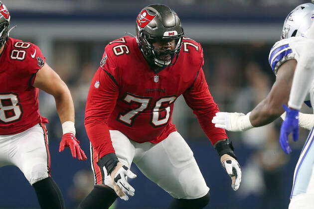 ARLINGTON, TX - SEPTEMBER 11: Tampa Bay Buccaneers Offensive Tackle Donovan  Smith (76) pass blocks during the Tampa Bay Buccaneers-Dallas Cowboys  regular season game on September 11, 2022 at AT&T Stadium in