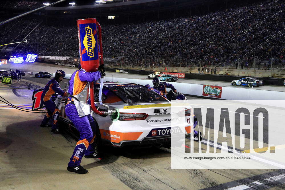 BRISTOL, TN - SEPTEMBER 17: Denny Hamlin ( 11 Joe Gibbs Racing FedEx ...
