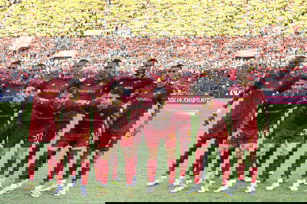 AS Roma players pose for a team photo during the Serie A football match ...