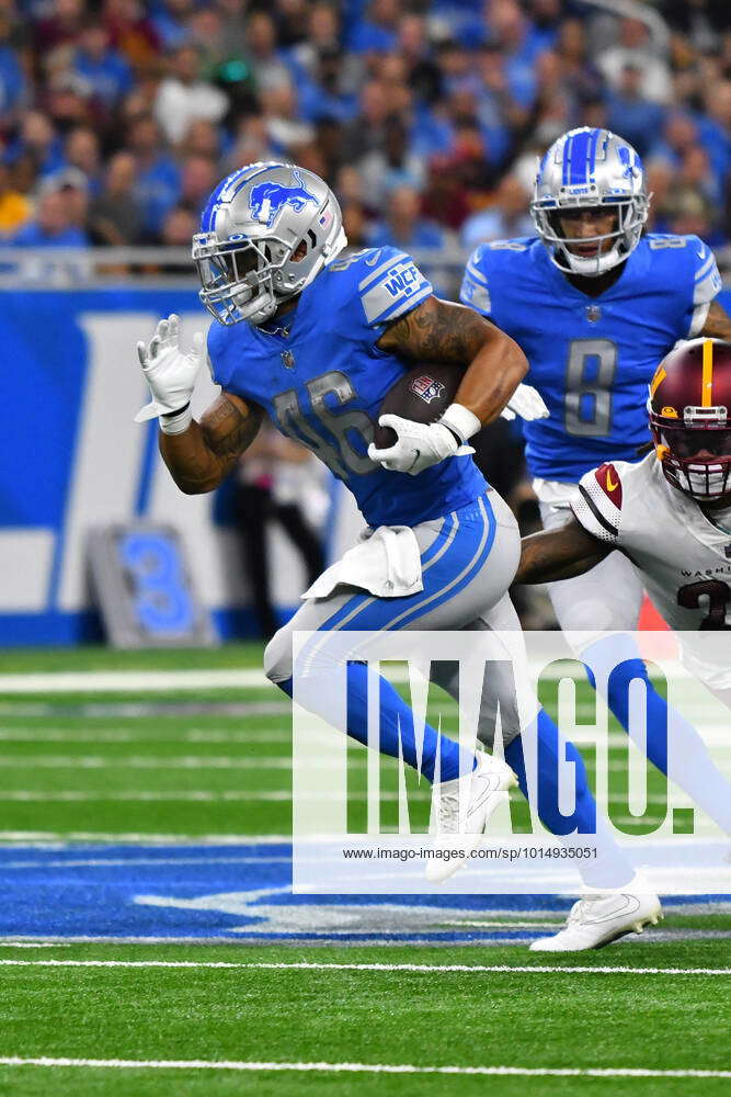 DETROIT, MI - SEPTEMBER 18: Detroit Lions running back Craig Reynolds (46)  cuts through a hole for