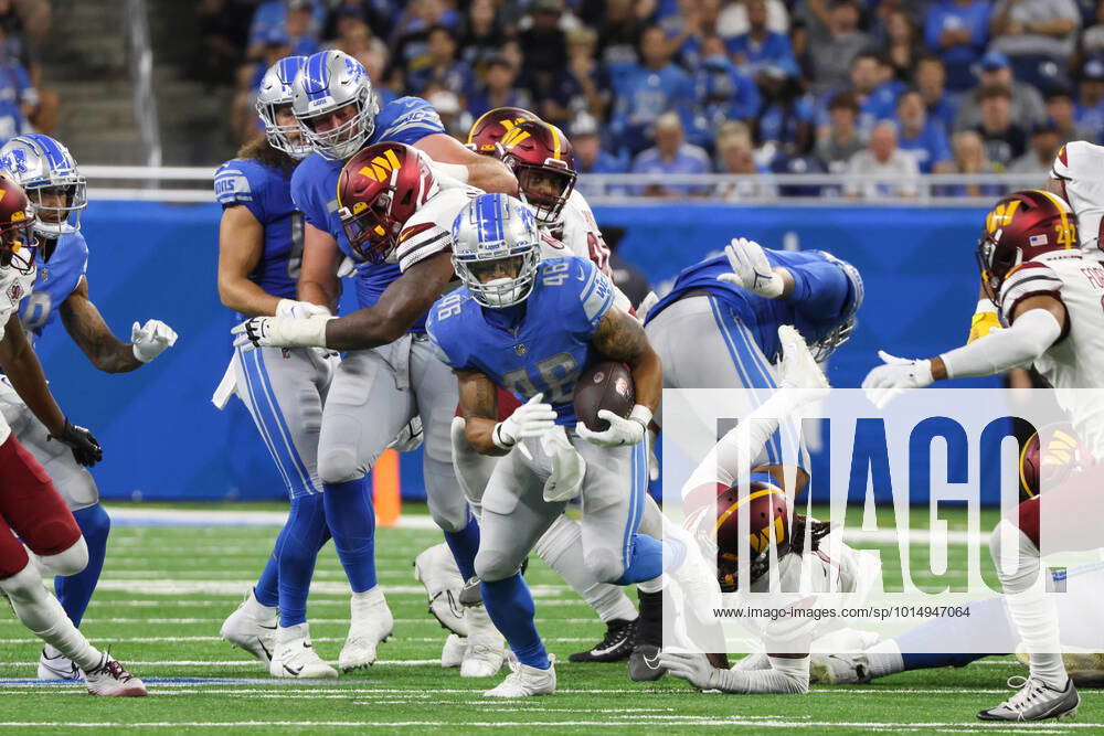 DETROIT, MI - SEPTEMBER 18: Detroit Lions running back Craig Reynolds (46)  cuts through a hole for