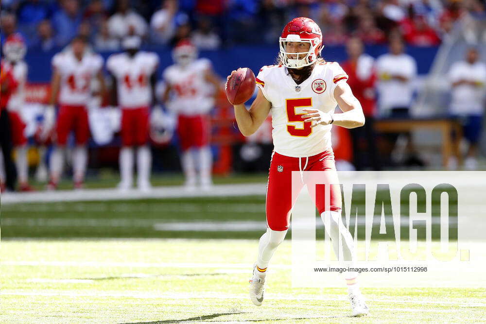 INDIANAPOLIS, IN - SEPTEMBER 25: Kansas City Chiefs Punter Tommy Townsend  (5) looks to make a pass