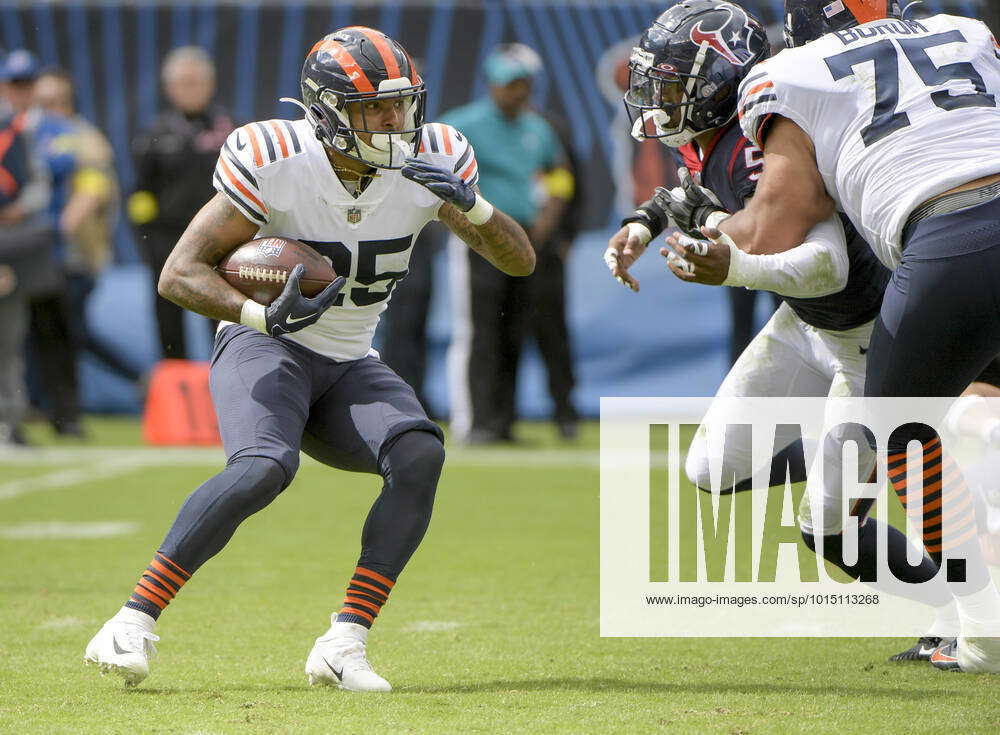 Chicago Bears running back Trestan Ebner (25) runs the ball