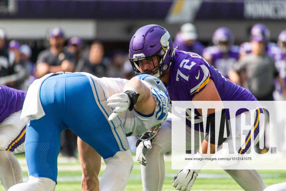 MINNEAPOLIS, MN - SEPTEMBER 25: Minnesota Vikings Offensive Guard Ezra  Cleveland (72) lines up