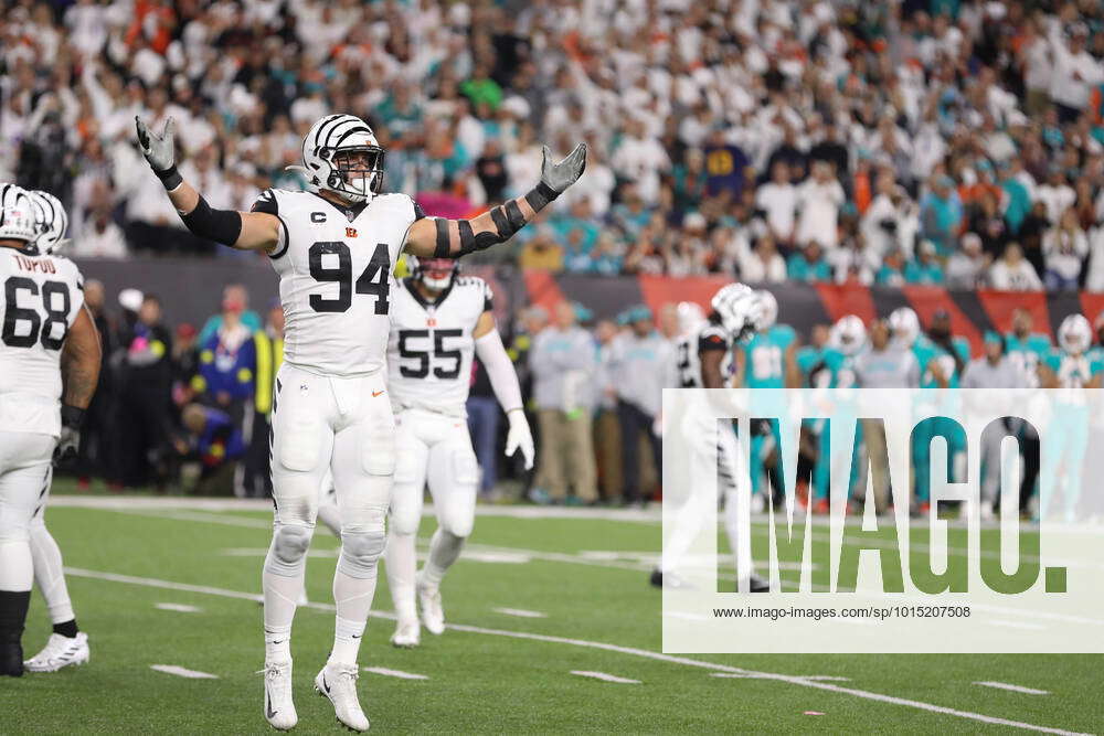 Sam Hubbard Cincinnati Bengals Unsigned Post-Game Close Up Photograph