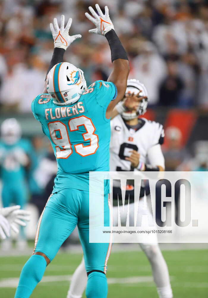 CINCINNATI, OH - SEPTEMBER 29: Miami Dolphins linebacker Trey Flowers (93)  defends a pass from Cinci