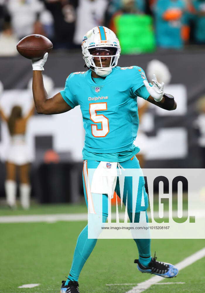 CINCINNATI, OH - SEPTEMBER 29: Miami Dolphins quarterback Teddy Bridgewater  (5) passes in a game bet