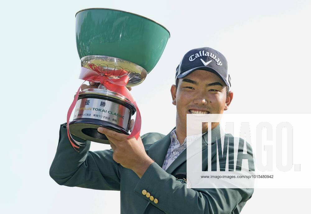 Golf: Vantelin Tokai Classic 2022 Riki Kawamoto holds up the