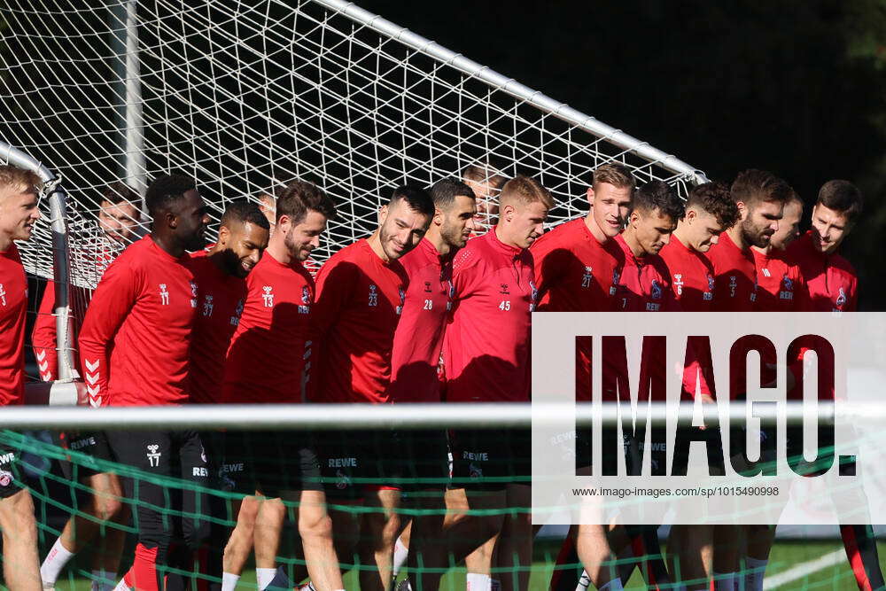 1. FC Köln 1. FC Köln, Training, die Spieler tragen das Tor aufs Feld (1. FC Köln). 04.10.2022, B