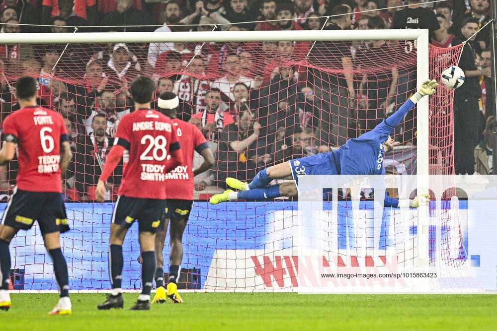 Arret de Lucas Chevalier (LOSC) FOOTBALL : Lille vs RC Lens - derby du ...