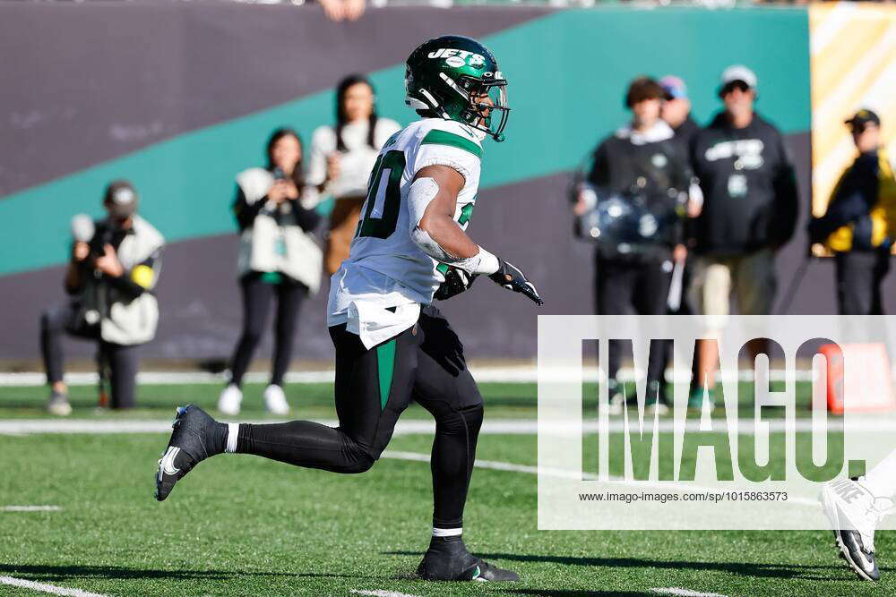 New York Jets running back Breece Hall (20) rushes against Miami Dolphins  during the first half of an NFL football game on Sunday, Oct. 9, 2022, in  East Rutherford, N.J. (AP Photo/Noah