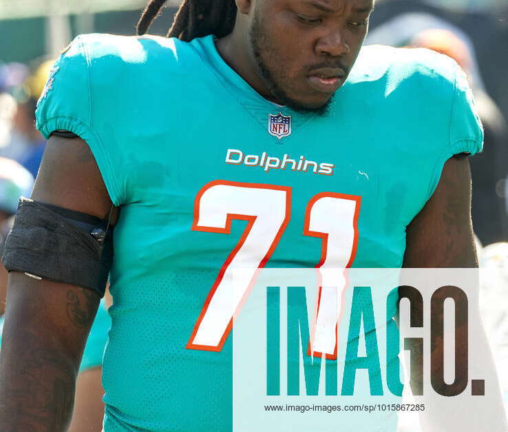 Miami Dolphins offensive lineman Brandon Shell (71) runs off the field  against the New York Jets during an NFL football game Sunday, Oct. 9, 2022,  in East Rutherford, N.J. (AP Photo/Adam Hunger