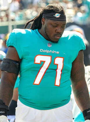 Miami Dolphins offensive lineman Brandon Shell (71) runs off the field  against the New York Jets during an NFL football game Sunday, Oct. 9, 2022,  in East Rutherford, N.J. (AP Photo/Adam Hunger