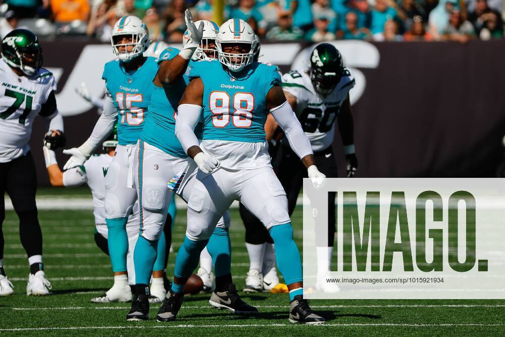 Miami Dolphins defensive tackle Raekwon Davis (98) is introduced