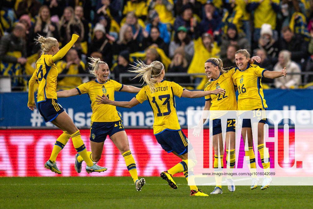 221011 Filippa Angeldahl of Sweden celebrate with teammates after the 1 ...