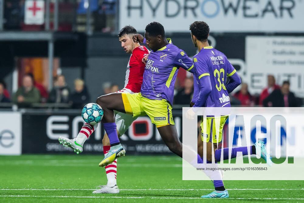 EMMEN - (lr) Jari Vlak of FC Emmen, Lequincio Zeefuik of FC Volendam