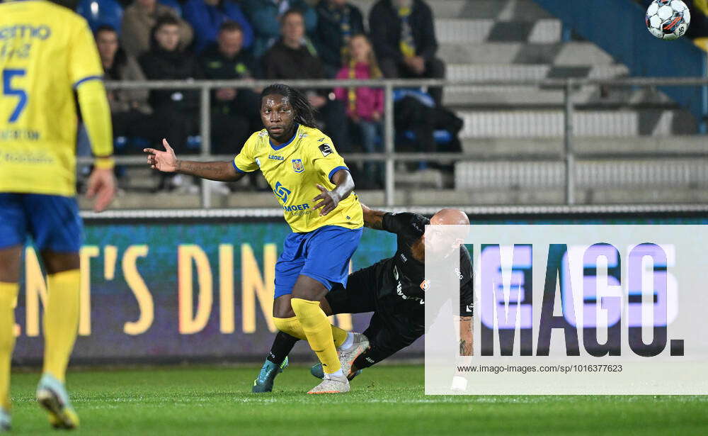 BELGIUM SOCCER CPL D9 SK BEVEREN VS KMSK DEINZE Dieumerci Mbokani (70 ...