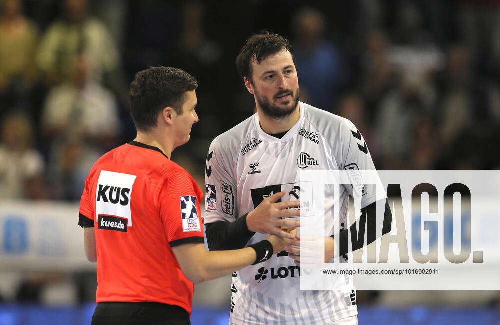 Foto Domagoj Duvnjak (Kiel) im Gespräch mit Schiri Simon Reich