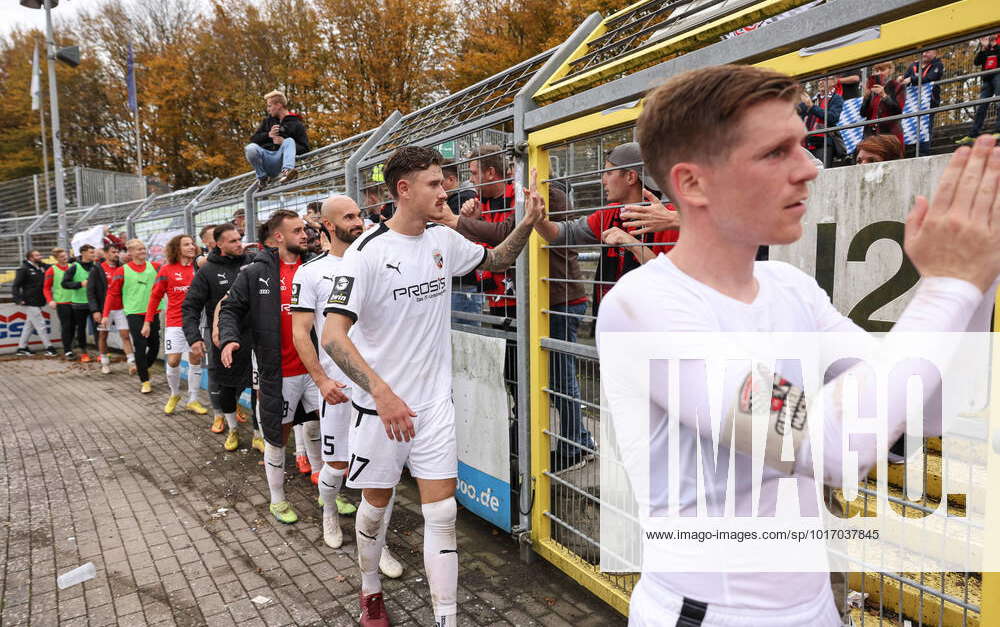 3 Liga VfB Oldenburg FC Ingolstadt 04 victory jubilation joy, players thank the fans, Denis 3 Liga VfB Oldenburg FC Ingolstadt 04 victory jubilation joy, players thank the fans, Denis