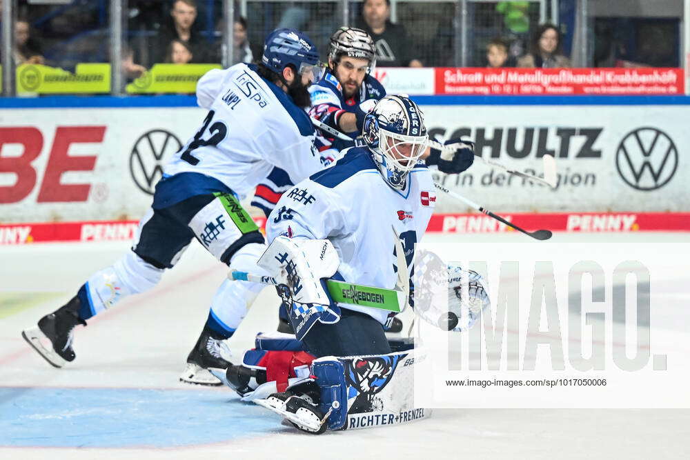 Hunter Miska Straubing Tigers, 35 Cody Lampl Straubing Tigers, 32 Kris