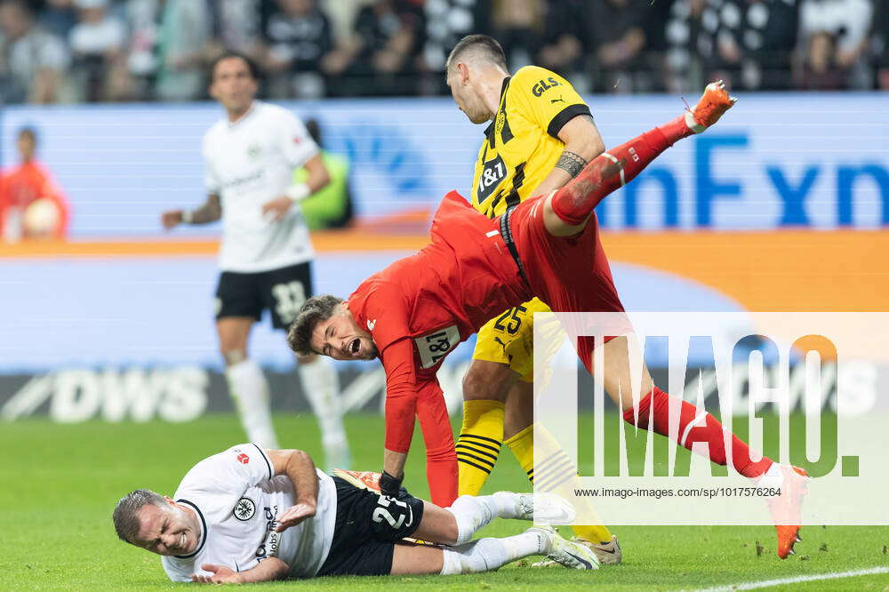 Eintracht Frankfurt Borussia Dortmund, 1. FBL Nach ihrem Zusammenprall gehen Mario Götze (Eintrac