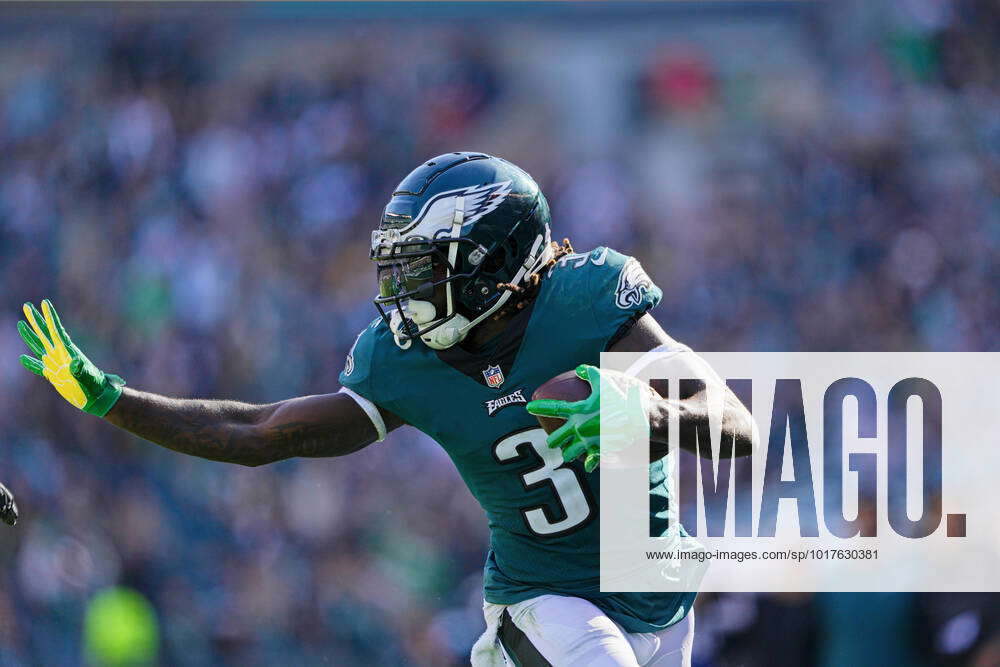 PHILADELPHIA, PA - OCTOBER 30: Philadelphia Eagles wide receiver Zach Pascal  (3) runs for a touchdow