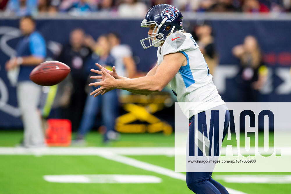 October 30, 2022: Tennessee Titans punter Ryan Stonehouse (4) punts during  a game between the Tennes