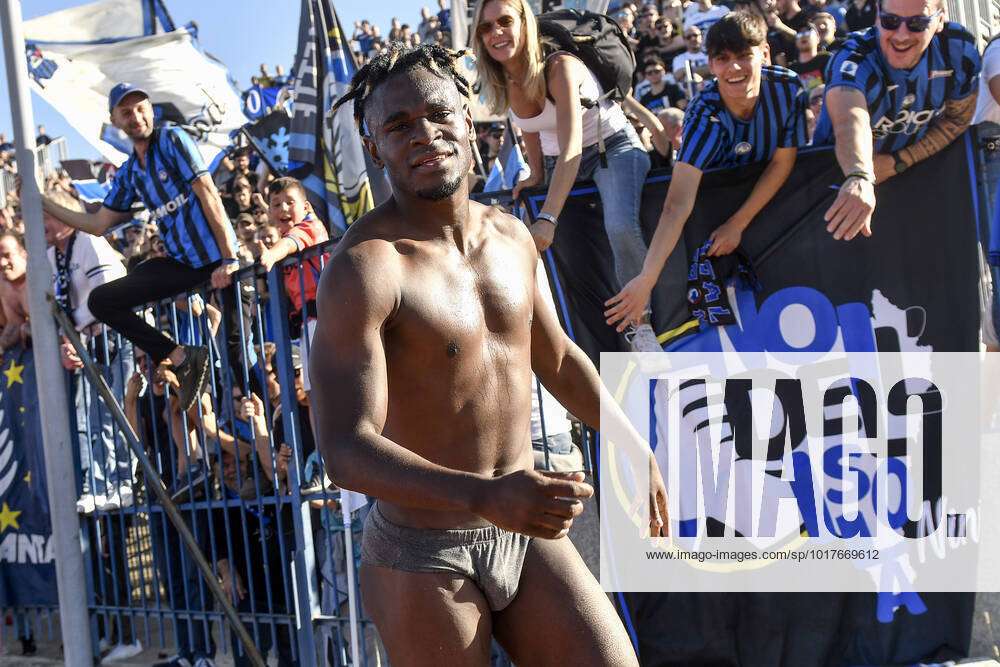 Duvan Zapata of Atalanta BC celebrates in underwear with fans at the end of  the Serie