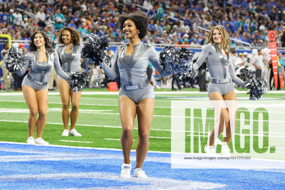 DETROIT, MI - OCTOBER 30: Detroit Lions cheerleaders perform